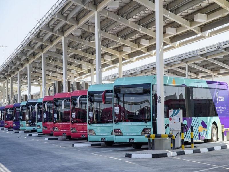 Bạn nên thử trải nghiệm đi xe buýt khi du lịch Qatar.