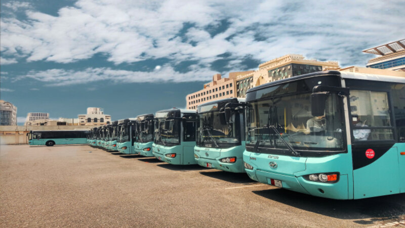 Xe buýt là một phương tiện di chuyển tiết kiệm chi phí khi đi du lịch Qatar